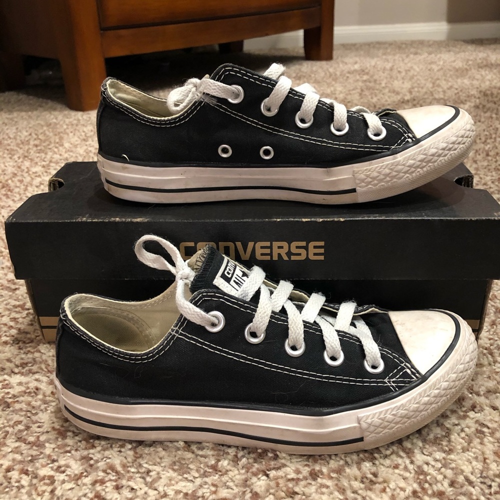 Black low top converse !!